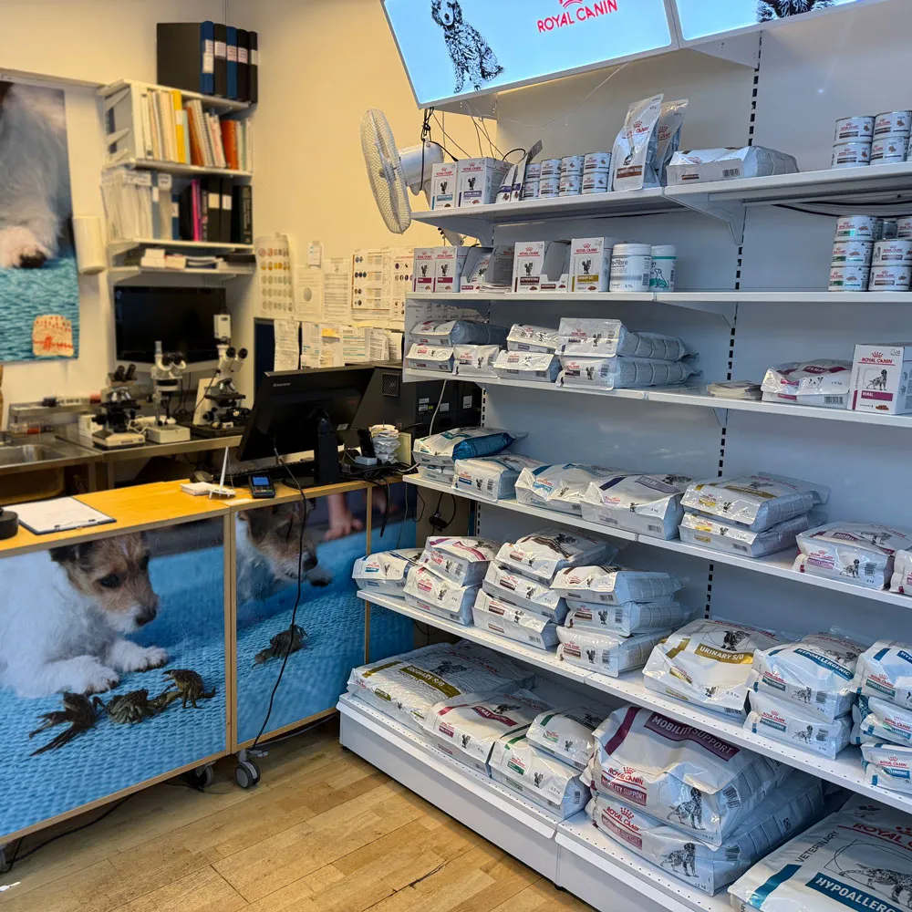 Foderhyllor med Royal Canin-produkter i Höganäsveterinärens butik